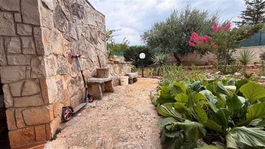 Villa Di 3 Vani e Acc. In Buono Stato, Rivestita In Pietra e Recintata.